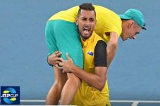 Australia Lolos Dramatis,...