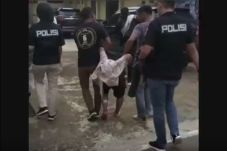 Melawan Petugas dengan...
