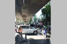 4 Mobil dan 1 Motor...