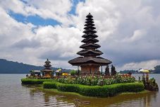 Saat Hujan, Bali Tetap...