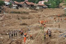 2 Desa Masih Terisolir,...