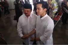 Bersaing dengan Gibran,...