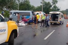 Minibus Hantam Mobil...