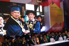 Dapat Gelar Doktor Kehormatan...