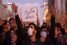Demonstran Tuntut Mundur...