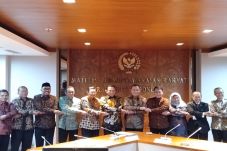 Foto Bergandengan Firli...