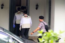 Geledah Kantor dan Rumah...