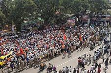 Massa Hindu Garis Keras...