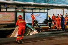 Sinkhole Telan Bus di...