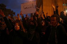 Demonstran di Iran Serukan...