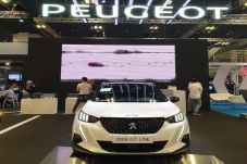 Tiga SUV Peugeot Nongkrong...