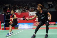 Pasangan Korea Mundur,...