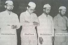 Cara Bersedekap dalam...