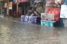 Kali Pesanggarahan Meluap,...