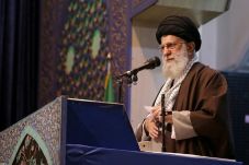 Disebut Badut oleh Khamenei,...