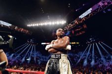 Floyd Mayweather Kalahkan...
