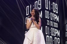Tampil Mellow dan Sedih...