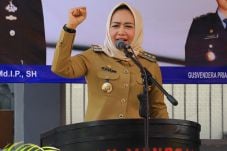 Bupati Winarti Pimpin...