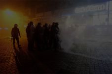 Demonstran Bentrok dengan...