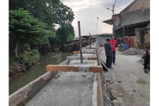 Perbaiki Tanggul Jebol,...