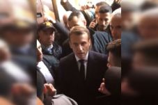 Macron Usir Keluar Petugas...