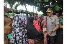 Rayakan Ultah ke-48,...
