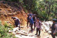 Polda Banten Tutup 10...