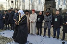 Ulama Saudi Kutuk Pembantaian...