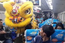 Barongsai Hibur Penumpang...