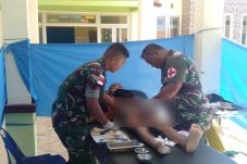 Prajurit TNI Gelar Baksos...