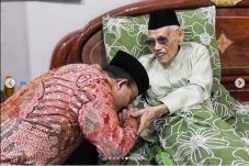Jenguk KH Ali Yafie,...