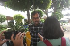 Haris Azhar Pertanyakan...