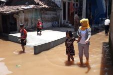 Kali Pesanggrahan Meluap,...