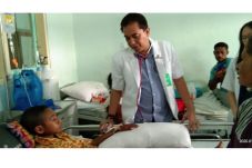 3 Dokter dan 2 Perawat...