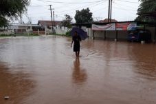 Banjir Hambat Akses...