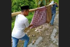 Jalan Rusak Parah, Jenazah...
