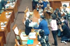 Datang ke Rapat DPR,...
