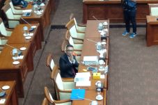 Rapat dengan Komisi...