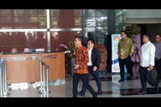 Dikawal Dua Eks Menteri,...