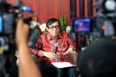 Copot Ronny Sompie,...