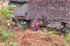 Talud Sepanjang 20 Meter...