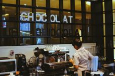 Menikmati Minuman Cokelat...