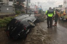 Diduga Sopir Mengantuk,...