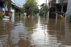 Diguyur Hujan Tanpa...
