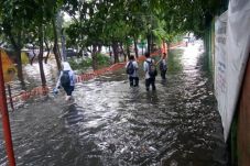 Banjir Landa Jakarta,...