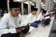 Gus Sholah Wafat, Lantunan...