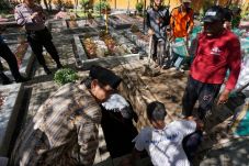 Gus Sholah Akan Dimakamkan...