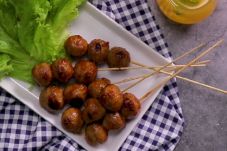 Yuk, Nikmati Sate Bakso...