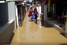 Puluhan Rumah di Cirebon...