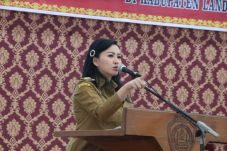 Bupati Landak Berikan...